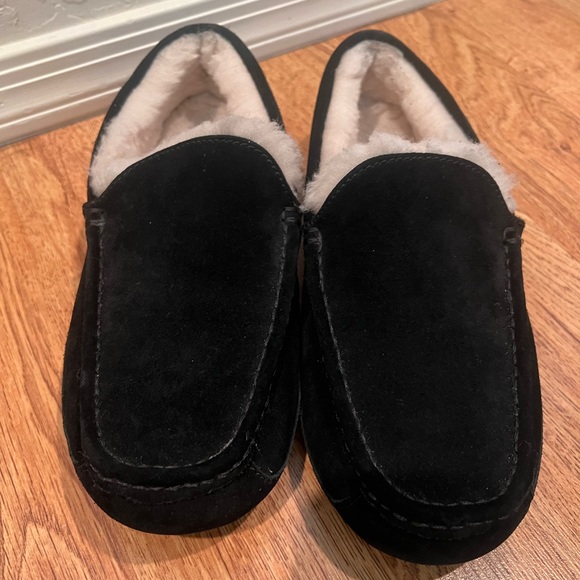Men's Ugg Slippers - Picture 3 of 9